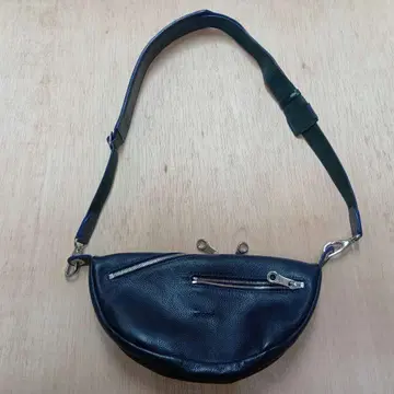 새상품급 네이비 컬러 가죽 바디백 웨스트 파우치