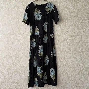 IKUKO 반팔 롱 원피스 블랙 베이스에 파란 꽃무늬