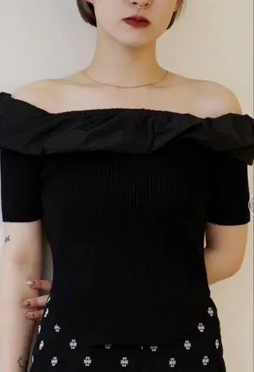 Rib Puffed Shoulder Mini Top 블랙 반팔