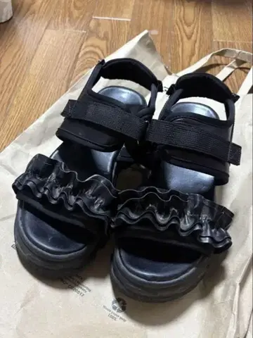 프릴 블랙 스포츠 샌들
