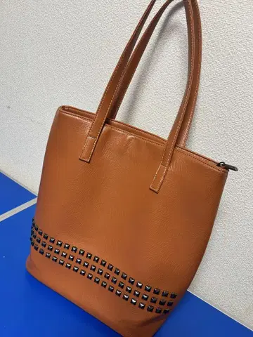 스터드 장식 브라운 토트백