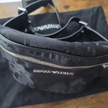 EMPORIO ARMANI 바디백 웨스트 파우치 블랙 카모플라쥬