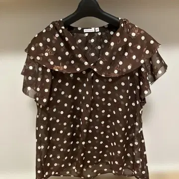 드레리아 브라운 도트 무늬 쉬폰 반팔 블라우스