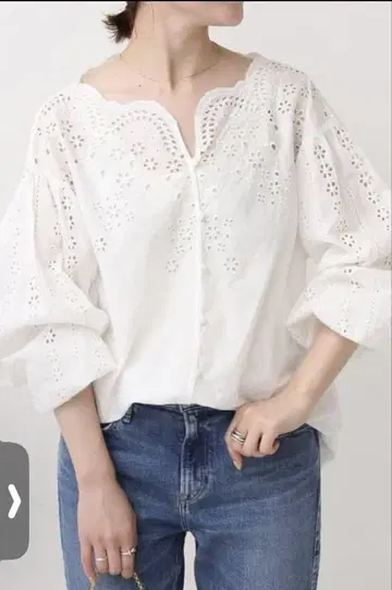 스픽 앤 스팬 스칼라 넥 자수 블라우스