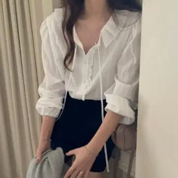러블리 프릴 넥 블라우스 / 2025 SS COLLECTION
