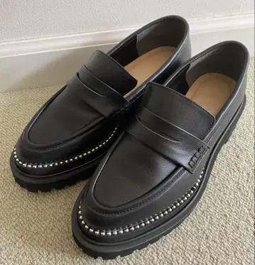 METOKA 블랙 가죽 통굽 로퍼 스터드 장식 23cm