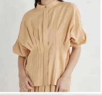 피치 컬러 벌룬 슬리브 셋업 스커트와 블라우스 세트입니다
