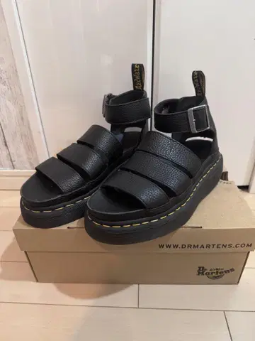 Dr. Martens 블랙 샌들