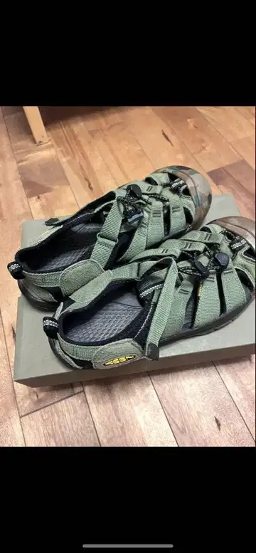 KEEN 아웃도어 샌들 올리브 그린
