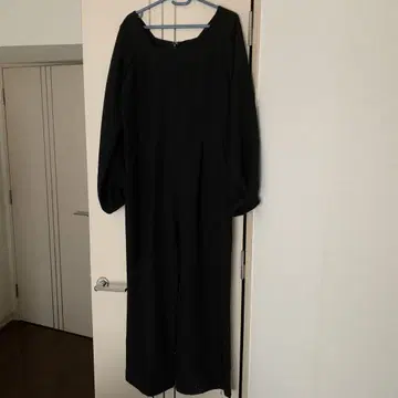 블랙 스퀘어넥 올인원 어반 리서치