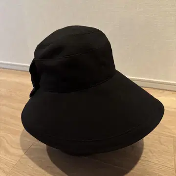 리본 달린 블랙 버킷햇