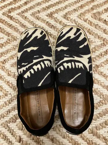 MARC JACOBS 블랙 아이보리 슬립온