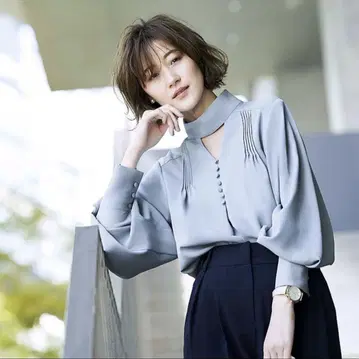 [시착만 한 상품] 루일 에 부티크 턱 슬리브 블라우스