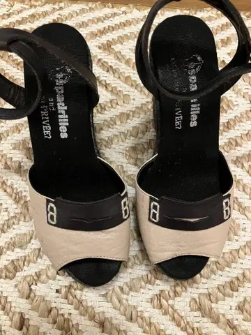 베이지와 블랙 오픈토 통굽 샌들