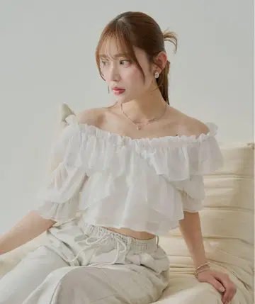 시어 플라워 숄더 슬릿 프릴 블라우스