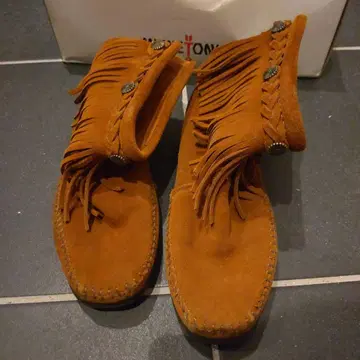MINNETONKA 프린지 부티 브라운