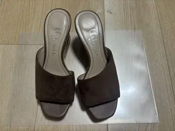 브라운 스웨이드 오픈토 샌들