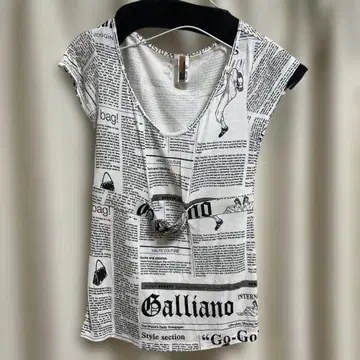 Galliano 신문 프린트 반팔 티셔츠 여성용