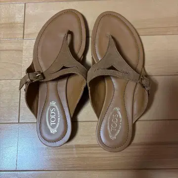 TOD'S 브라운 쪼리 샌들 36