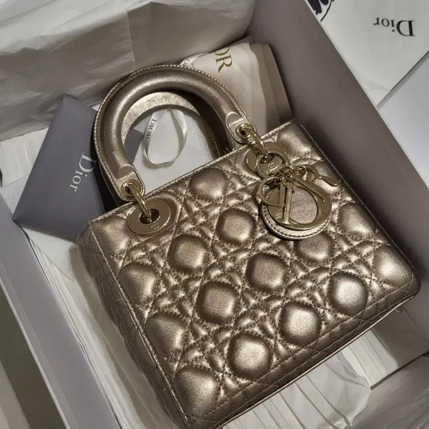 디올 [무배]Dior 매장가865만원 정품 레이디백 골드 ABC 스몰 이니셜참 사진 7