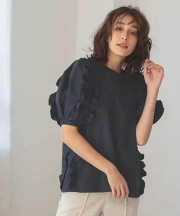 새상품급 도노반 숄더 프릴 블라우스 네이비