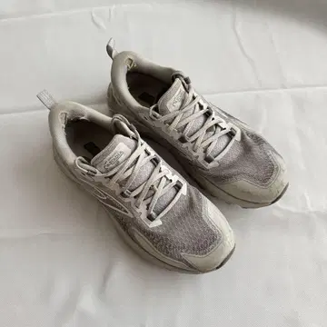 Brooks Cascadia 18 그레이 스니커즈