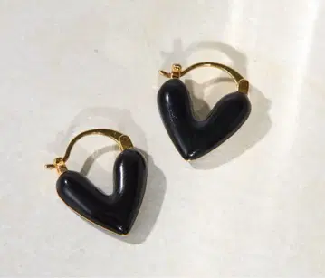 이에 파피요네 하트 귀걸이 글로시 하트 귀걸이 블랙