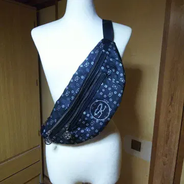 로고 블랙 바디백 SAVOY