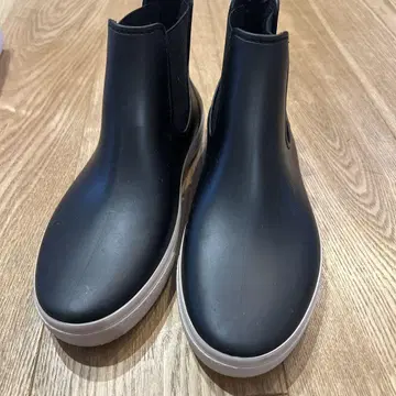 블랙 레인 슈즈 엘라스틱 사이드 패널 포함