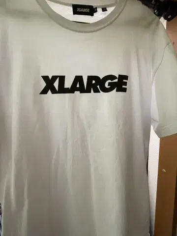 XLARGE 화이트 반팔 티셔츠 로고