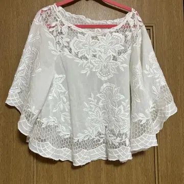 자수 장식 화이트 5부 소매 상의