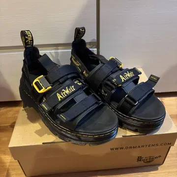 Dr. Martens AirWair 블랙 샌들