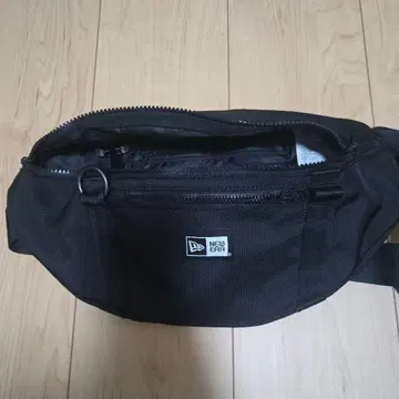 NEW ERA 블랙 바디백 웨스트 파우치
