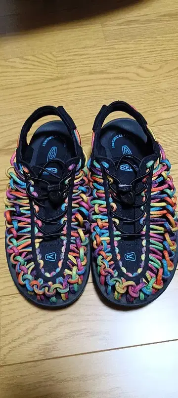 KEEN UNEEK 타이다이