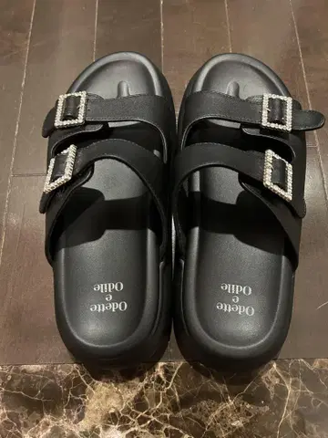 오데뜨 앤 오딜 비쥬 샌들