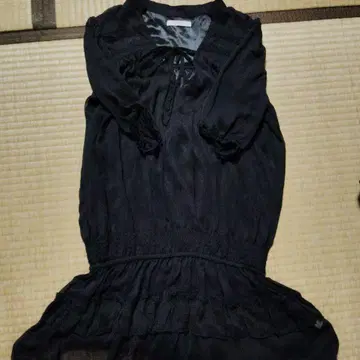블랙 프릴 블라우스