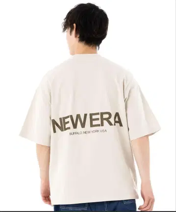 NEW ERA 베이지 T셔츠 백 프린트