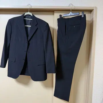 ROCHI 스트라이프 비즈니스 정장 블랙