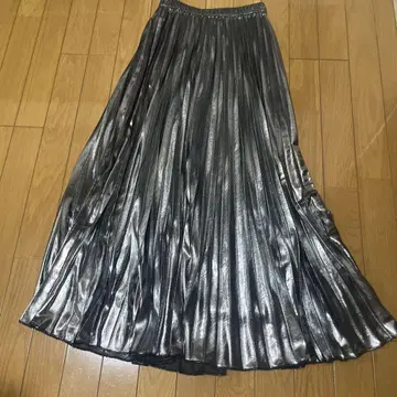 메탈릭 실버 플리츠 롱 스커트