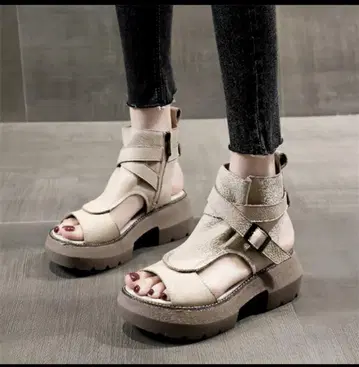 베이지 통굽 샌들 스트랩 디자인