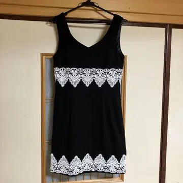 Delgye Noir 블랙 타이트 드레스 레이스 장식