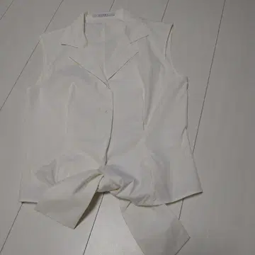 FOXEY 슬리브리스 블라우스