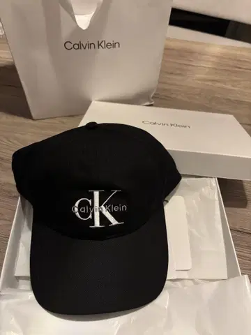 Calvin Klein 블랙 모노그램 로고 야구 모자
