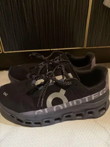 On 온 Cloudmonster