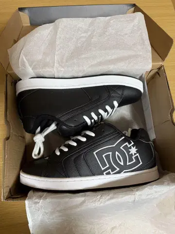 DC 블랙 스니커즈