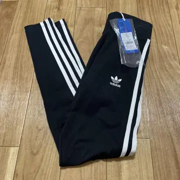 adidas FM3287 블랙/화이트 스트라이프 팬츠