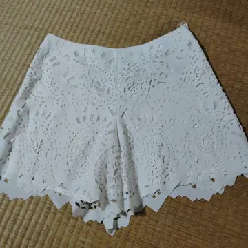 화이트 컷 아웃 디자인 숏팬츠