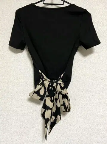GYDA풍 레오파드 리본 포함 블랙 반팔 티셔츠