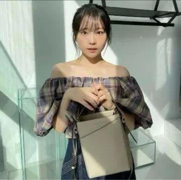 시게모리 사토미 착용 스나이델 snidel 오프숄더 볼륨 블라우스 체크