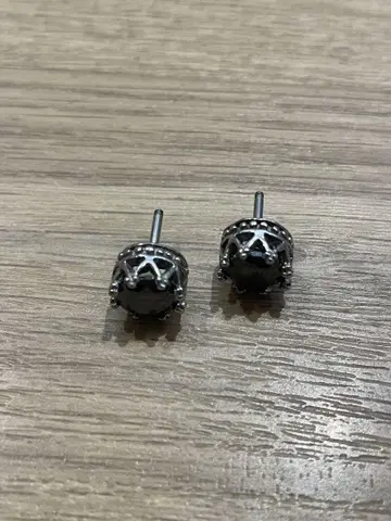 블랙스톤 스터드 귀걸이